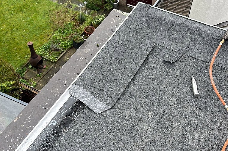 Dakkapel voorzien van nieuwe bitumen dakbedekking. in Den Dungen